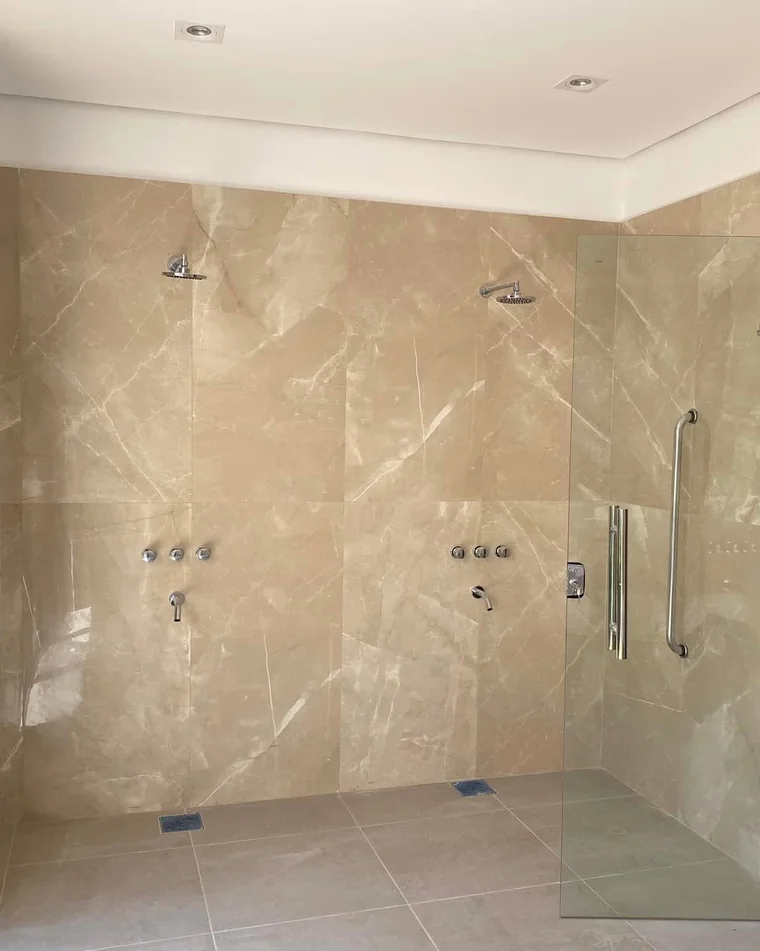 Baño revestido en mármol