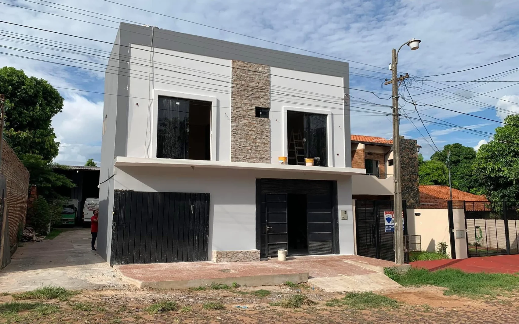 Vivienda de dos plantas terminada, obra de MG. Arquitectura